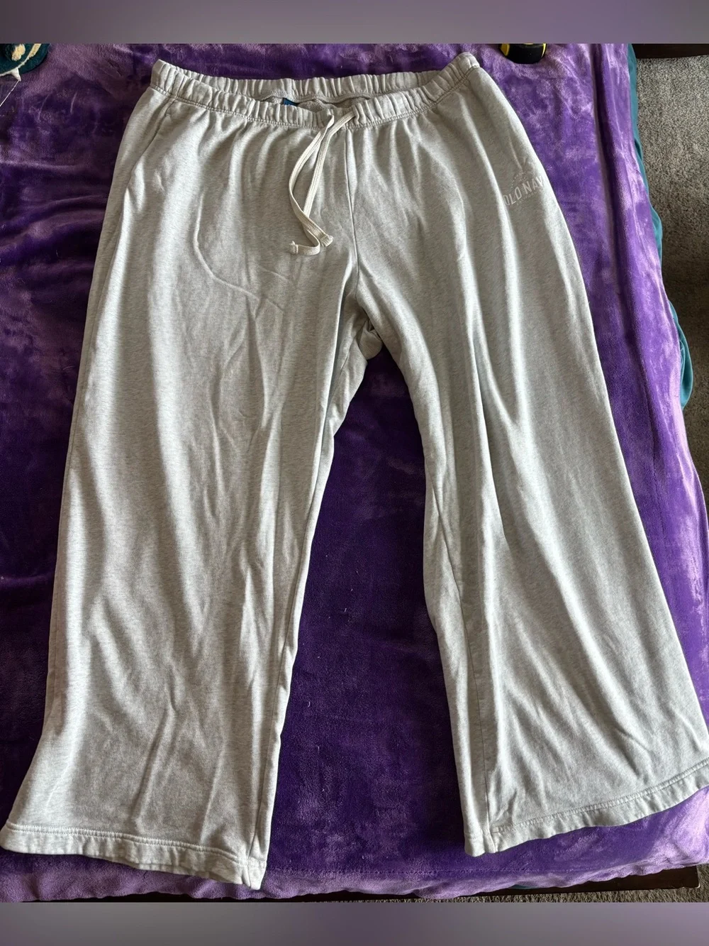 ❤️‍🔥❤️‍🔥5/$30 Old Navy Light Gray Graphic Sweats with White Logo